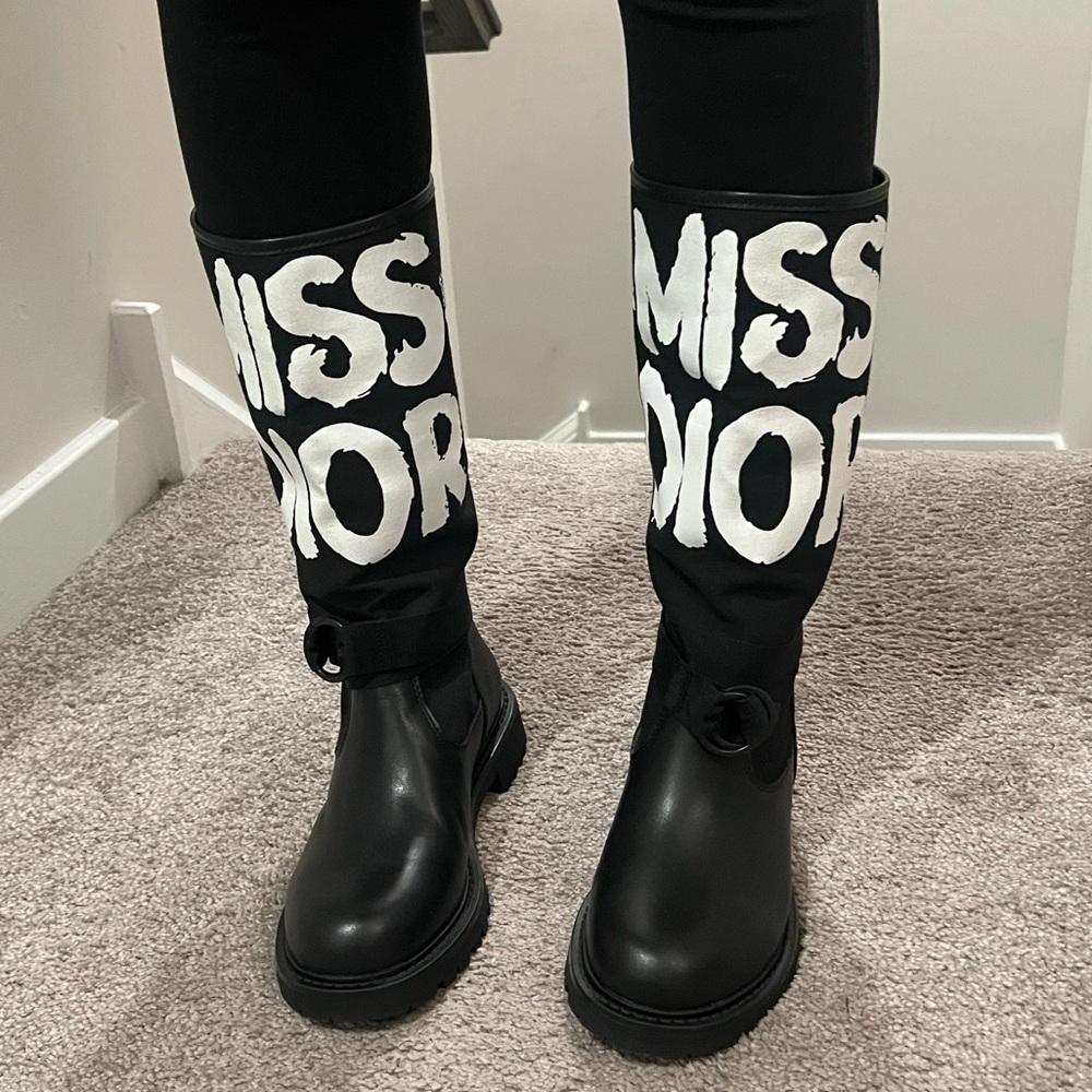 D-Major Dior Boots were a gift. These run small. They will fit a size 7.